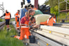 Knochenjob am Montagabend: Bauarbeiter setzen vor der Brücke eine Seitenbegrenzung. Die Verengung soll LKW zum Verlassen der Autobahn zwingen. Danach wurde eine Höhenbegrenzung aufgebaut.