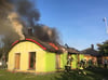 Das Dach von Haus auf dem Gelände der Ökostation brannte auch am Montagabend noch.