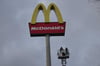 Der Sturm in Neubrandenburg hat das McDonalds-Schild an der Demminer Straße beschädigt.