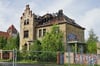 In der Nacht zu Sonntag hat hier ein Feuer gewütet - und den Dachstuhl der alten Stadtvilla in der Schützenstraße fast komplett zerstört.