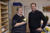 An seinem ersten Arbeitstag begrüßte der neue Bürgermeister von Stavenhagen, Stefan Guzu (parteilos), seine Sekretärin Heidemarie Fenske mit einem kleinen Blumentopf.