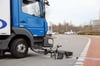 Ein Lkw hat in Rostock beim Abbiegen einen Fahrradfahrer erfasst, welcher bei dem Unfall lebensbedrohlich verletzt wurde.