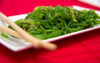 Intensiv grün und voller Vitamine: Asiatische Algensalate schmecken gut mit Sesamkrümelchen.