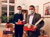 Krankenhausdirektor Stephan Freitag (links) und Karsten Piepenhagen präsentierten im vergangenen Jahr ihre Geschenkpakete.