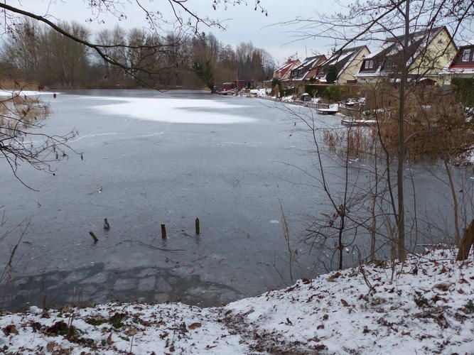80Jährige rutscht beim Entenfüttern in vereisten Teich