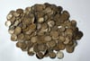 Diese Münzen wurden nur wenige Zentimeter unter der Erdoberfläche gefunden.