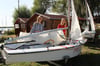 Hannah Titz (14) und ihre Clubkollegin Malin Liebher (12) setzen im Cadet, ein 2-Mann-Boot für Teenager, die Segel.