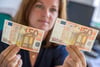 Daniela Dikty vom Landeskriminalamt Mecklenburg-Vorpommern vergleicht gefälschte Euro-Geldscheine.