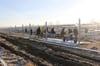 Mit vielen, vielen Arbeitern wurde erst nach den Weihnachtstagen mit dem Aufstellen des Solarparks bei Gielow begonnen. Noch vor dem Jahreswechsel sollen die 10.000 Module stehen.