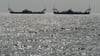 Die Fähre „Stahlbrode” (l) und ihr Schwesterschiff „Glewitz” fahren über den Strelasund vor der Insel Rügen. Am 20. April 2021 kollidierte die Fähre mit einem Schlauchboot, der Bootsführer verunglückte tödlich.