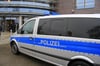 Die Sparkassen-Filiale am Gorzberg Mittwoch gegen 11.30 Uhr. Polizisten sichern das Gebäude, Passanten müssen das Gelände schnell wieder verlassen.