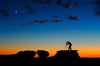 Die „blaue Stunde" kurz vor Sonnenauf- und Sonnenuntergang sorgt für spektakuläre Farbenspiele. Wer dann noch ein Stativ dabei hat, fotografiert auch bei langen Verschlusszeiten ohne Verwackler.