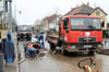 Am Montag verschlossen Straßenbauer die Löcher in der Friedrich-Engels-Straße provisorisch mit Pflastersteinen.