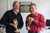 Dieter Griep (rechts) und Frank Luttmann mit Hechtjungen im Kleinformat. Wer so einen Burschen haben möchte, kann ihn künftig bestellen.
