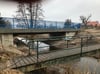 Eine neue Warbelbrücke verbindet nun Klein und Groß Nieköhr. Ganz fertig ist das Bauwerk allerdings noch nicht. Im Vordergrund die provisorische Fußgängerbrücke.