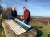 Klaus Granitzki (rechts) und Andreas Buddenbohm vom Geowissenschaftlichen Verein Neubrandenburg sind froh, dass die Geinitz-Sicht wieder eine ansehnliche Info-Tafel hat. Sie wurde kürzlich installiert.