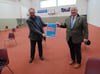 Handwerkskammer-Präsident Axel Hochschild macht in Anklam zusammen mit Bürgermeister Michael Galander (l.) Werbung fürs Impfen.