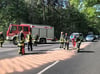 Auf der Kreuzung B109/Milmersdorfer Chaussee bei Templin hatte ein Fahrzeug Diesel verloren. Feuerwehrleute mussten den ausgelaufenen Kraftstoff mit Bindemittel aufnehmen.