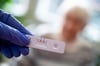 Wer mit einer Impfung gegen das Coronavirus in Mecklenburg-Vorpommern ein Alten- oder Pflegeheim besucht, muss sich vorerst wohl doch nicht testen lassen.