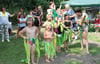 Zusammen mit den Mitarbeitern des Jugendhauses Villa hatten sich die Kinder des Dorfes Nixen- und Nymphen-Kostüme gebastelt für den Empfang von Neptun. 