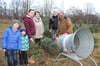 Familie Grams aus Prenzlau ließ sich von Stadtförster Jens Rackelmann den Baum transportfähig machen. 