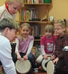 Auf den Trommeln können die Kinder sitzen und nach Herzenslust Musik machen. Therapeutin Birgit Scheffler (links) muss gar nicht viel erklären.  FOTO: S. Weirauch