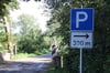 Bisher hatte in Ivenack kein Schild auf den großen, neuen Parkplatz im Dorf hingewiesen. Seit dem Wochenende ist das nun anders. Damit wurde das Park-Problem erst einmal entschärft.