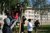 Etwa 25 Flüchtlingskinder sind in Basepohl untergebracht. Sie freuen sich jetzt über ein Klettergerüst mit Rutsche, das die Stadt Stavenhagen für sie aufgebaut hat. Überglücklich nahmen die Kinder das Spielgerät in Beschlag. Foto: Kirsten Gehrke