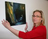 Grit Graupmann mit dem Gemälde "Vogelfrei - Licht im Dunkeln". Sie soll zuletzt in Dargun Werke von bis zu zehn anderen Künstlerinnen unter ihrem Namen ausgestellt  haben.