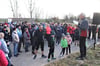 Harald Nitschke (rechts), Mitbegründer des Silvesterlaufes in Grambow, begrüßte diesmal 290 Teilnehmer. Beginnend an der Sporthalle konnten drei unterschiedlich lange Strecken laufend, walkend oder als Spaziergang absolviert werden.