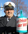 MV-Innenminister Lorenz Caffier (CDU) sammelte Spenden in seiner Reservistenuniform.