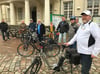 Acht Radfahrer waren der Einladung des Landtagskandidaten Engelhardt Kelm (AfD, Bildmitte) zu einer Herrentagstour gefolgt.