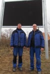 René Baarck (links) und Uwe Meyer von der Werbe-Licht GmbH Dr. Jahn aus Neubrandenburg testeten die Warener Videowand in einem ersten Probelauf. [KT_CREDIT] FOTO: Petra Konermann