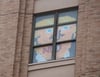 Der republikanische Präsidentschaftskandidat Donald Trump hängt als Klebezettelfigur an einem Fenster.