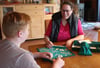 Auch Hausbesuche mit Scrabble-Spiel gehören zum Arbeitsalltag eines Ergotherapeuten. Kathrin Gerber findet das schön. Die zweifache Mutter genießt die Stunden mit ihren kleinen Patienten und freut sich über jeden Fortschritt, den diese machen.