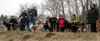 Die Freunde des Tutower Hundesportvereins genossen während der traditionellen Frühjahrswanderung auch ein gemeinsames Picknick. 
