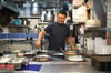 Toh Meng Yew (32) kocht traditionelle, kantonesische Gerichte in seiner Garküche in Singapur. Diese Form des Kochens war bislang ein fester Bestandteil des asiatischen Alltags.