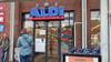 Kundinnen und Kunden stehen vor verschlossener Tür: Eine Aldi-Filiale in Neubrandenburg ist am 20. Juni vorübergehend geschlossen worden.