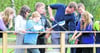 Schüler einer Klasse aus Brüssow durften den Teich am Haus Wildtierland in Gehren mit Fischen besetzen. Der Teich gehört zu den Stationen eines Lehrpfads.
