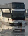 Achtung glatt und nass! Bei Tempo 100 bringt der Fahrer den Bus mit einer Vollbremsung zum Stehen. Diese Übung gehört zum Fahrsicherheitstraining von Berlin Linien Bus.