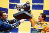 Sein erster Sieg, damals noch im Benetton: Michael Schumacher (r.) und der Brite Nigel Mansell, der Zweiter wurde, mit dem Siegerpokal am 30.08.1992 in Spa (Belgien).