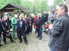 Edmund Geiger (rechts) begrüßt die rund 60 Motorradfreunde der Dorfgemeinschaft Canzow im Kutschen- und Oldtimermuseum Krackow.