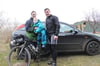Bernd Lehmann sammelt für den behinderten Florian und dessen Mutter Julia Seifert Spenden für ein Rollstuhl-gerechtes Auto. Dafür fährt er mit seinem Rad einmal quer durch Deutschland.