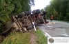 Unfall bei Greifswald: Der Gülle-Lkw muss mit einem Kran geborgen werden.
