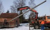 Mitarbeiter der Firma Komesker haben den neuen Mast für den Klatzower Storch aufgerichtet. Daneben steht noch der alte Horst. [KT_CREDIT] FOTOs (2): B. Brod