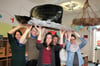 Die Kita-Mitarbeiter Carolin Groß, Marc Stein, Fanny Frank, Martina Krause und Nadine Smolka (von links) haben sich den Hut für die Gestaltung des Umzugswagens der Kita-Murkelei aufgesetzt.