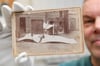 Bernd Lukasch, Leiter des Lilienthalmuseums, zeigt das Foto jenes Fliegers, mit dem Otto Lilienthal 1896 bei Rathenow abgestürzt war und einen Tag später starb. Es stammt aus dem Nachlass von Paul Beylich (1874-1965), Lilienthals engstem Mitarbeiter.