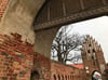 Am Stargarder Tor, einem der Neubrandenburger Wahrzeichen, bröckelt mehr als nur der Putz. Es soll ab 2023 saniert werden, eine von vielen Baumaßnahmen der Stadt.