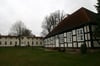 Das Ensemble im Schlatkower Dorfkern aus ehemaligem Herrenhaus und zwei Fachwerkgebäuden macht die pommersche Geschichte greifbar. Die Gemeinde will es verkaufen.