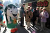 Maskottchen Fine freut sich: Drei Tage vor ihrer Schließung konnte die Landesgartenschau Prenzlau 2013 am Freitag die Reisenden des 1000. Reisebusses begrüßen.